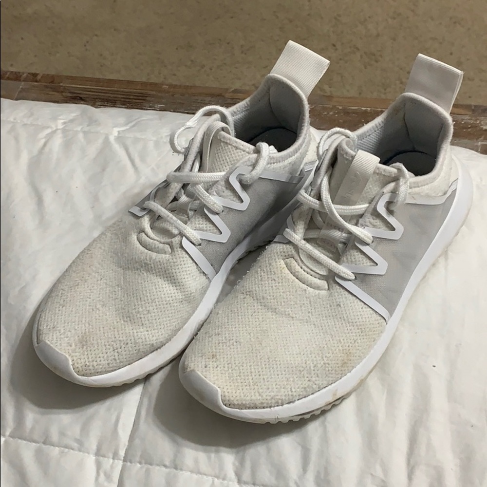 mens white adidas tennis shoes